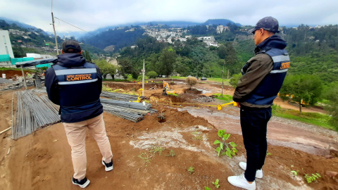 Funcionarios de la AMC inspeccionan una obra que se realiza en la ribera del río Machángara de Quito, el 8 de enero de 2024.