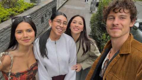 Helena Gualinga (izquierda) y Shanw Mendes junto a dos seguidoras en las calles de Quito, este 8 de enero de 2025.