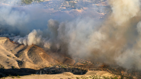 El incendio Kenneth se acerca a las casas en el área de Calabasas en el condado de Los Ángeles, 9 de enero de 2025.