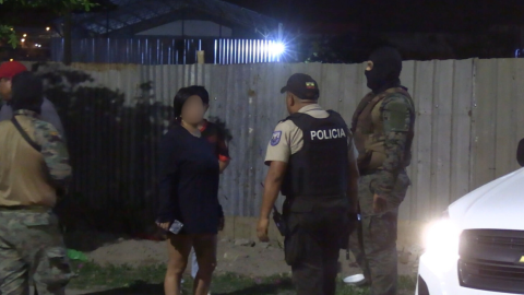 La Policía acude al barrio Santa Ana, de Manta, la noche del 9 de enero de 2025 por una masacre.