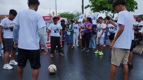 Compañeros de equipo de Ismael Arroyo, uno de los cuatro niños desaparecidos y asesinados tras un operativo militar, tocan una pelota de fútbol en un plantón los exteriores del Complejo Judicial Sur de Guayaquil, el 31 diciembre del 2024.