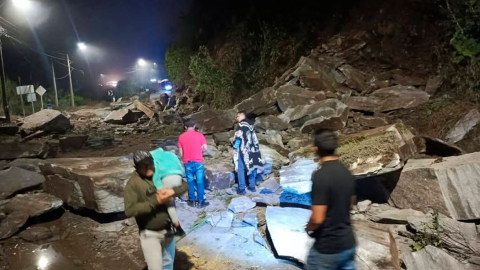 La ruta Baños - Puyo, que conecta a la Sierra con la Amazonía, cerrada por la caída de rocas.