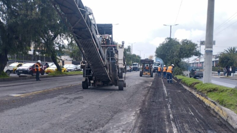 Maquinaria y trabajadores en la avenida Galo Plaza Lasso, en diciembre de 2024.