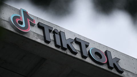 El logo de TikTok se muestra afuera de las oficinas dela aplicación en Culver City, California, en marzo de 2023.