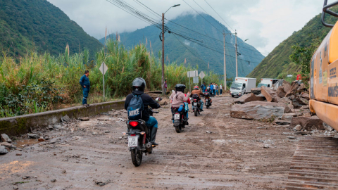 Maquinaria intenta liberar la vía Puyo - Baños, afectada por un derrumbe de rocas.