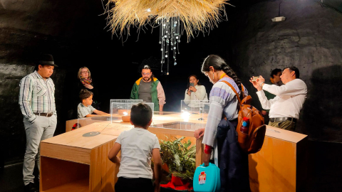 Visitantes en una sala del Yaku Museo del Agua, en Quito.