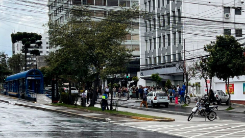 Personal de la Policía Nacional en los exteriores de Celec, en la avenida 6 de Diciembre, en Quito.