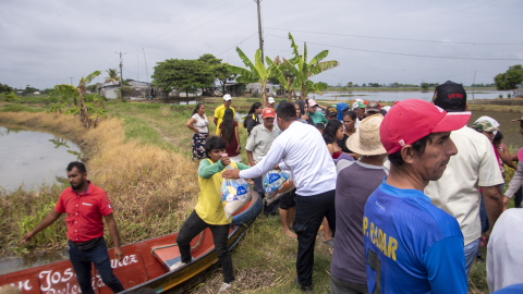 Ciudadanos recibiendo kits de alimentos e higiene por parte del Municipio de Samborondón.