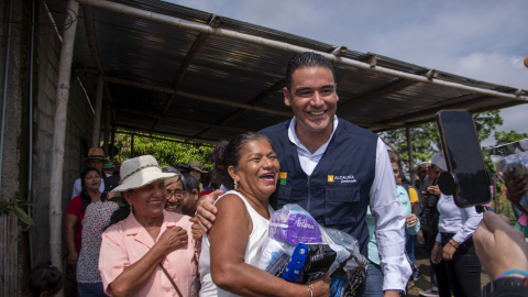 Alcalde Juan José Yúnez en la entrega de kits de alimentos e higiene a los ciudadanos de Samborondón.