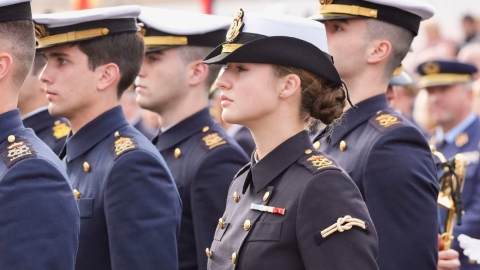 La princesa Leonor antes de embarcarse en buque escuela de la Armada española, en Cádiz, el 11 de enero de 2025.