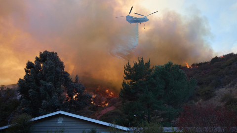 Bomberos de Los Ángeles realizan descargas aéreas para controlar el incendio en la ciudad.