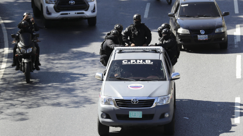 Fotografía de archivo de integrantes de la Policía Nacional Bolivariana que patrullan las calles de Caracas, Venezuela, en enero de 2025.