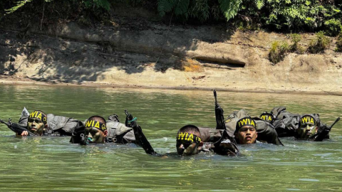 Fotografía divulgada en el prospecto del Proceso de Selección y Admisión de aspirantes a tropa del Ejército ecuatoriano que muestra a miembros de la Escuela de Iwias, en Pastaza.