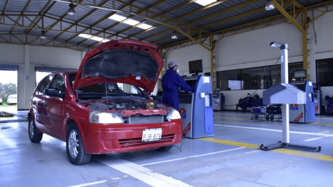 Carro en un centro de revisión técnica vehicular