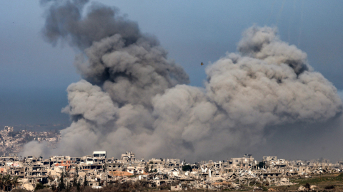 Columnas de humo que se elevan por las explosiones sobre edificios destruidos en el norte de la Franja de Gaza, 13 de enero de 2025.