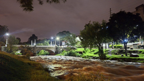 Caudal del río Tomebamba, en Cuenca, el 3 de enero de 2025. Este río, junto a otros, alimenta el embalse de Mazar.