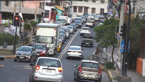 Autos circulan en las calles de Quito, el 13 de enero de 2025.