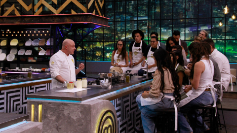 El chef colombiano Jorge Rausch imparte una masterclass sobre salsas a los participantes de MasterChef Celebrity Ecuador 2, este 13 de enero de 2024.