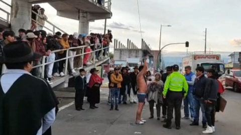 Un sospechoso de robo fue atado de manos y colgado a un puente peatonal. Alrededor se encuentran las personas que aplican la justicia indígena, el 13 de enero de 2025.