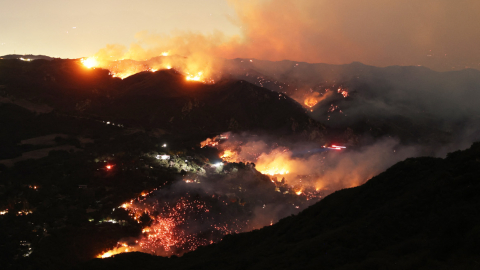 Las llamas y el humo del incendio de Palisades rodean una casa, 9 de enero de 2025.