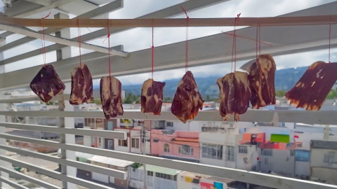 Técnicos de Arcsa hallaron carne colgada en un chifa ubicado en Ibarra, este martes 14 de enero de 2025.