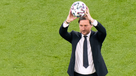 Francesco Totti sostiene un balón mientras participa en la ceremonia de apertura antes del partido del Grupo A de la UEFA 2020 entre Turquía e Italia en el Estadio Olímpico de Roma, el 11 de junio de 2021.