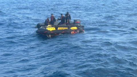 Una lancha en las costas de Manta