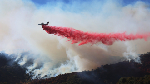 Se arroja un retardante a medida que el incendio Palisades crece cerca de Encino Hills, 11 de enero de 2025.