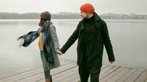 Imagen de referencia de una pareja en un lago, 15 de enero de 2025.