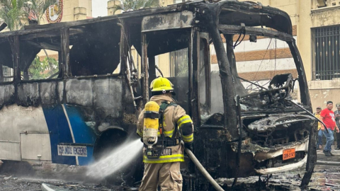 Incendio de bus urbano en Guayaquil en la 6 de Marzo