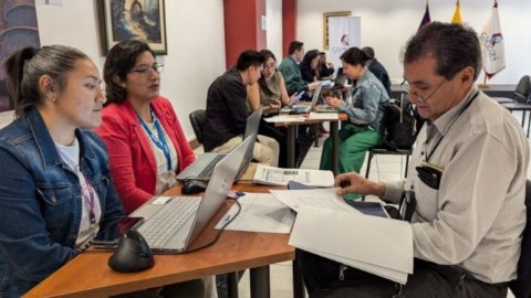 Un ciudadano realizando un trámite, 14 de enero de 2025.