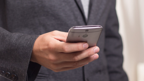 Una persona con el celular en la mano