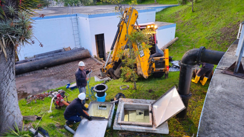 Técnicos de la empresa Etapa EP realizan trabajos en el tanque de Cruz Verde este 15 de enero de 2025.