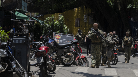 Policías militares participan en una operación contra narcotraficantes en la favela Rocinha, en Río de Janeiro, Brasil, el 17 de diciembre de 2024.