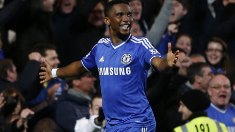 Samuel Eto'o festeja un hat-trick, con la camiseta del Chelsea, ante el Manchester United en Stamford Bridge, el 19 de enero de 2014.