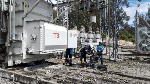 Fotografía referencial de personal operativo de la Empresa Eléctrica de Quito que realiza pruebas en un trasformador de una subestación de la capital, en enero de 2025.