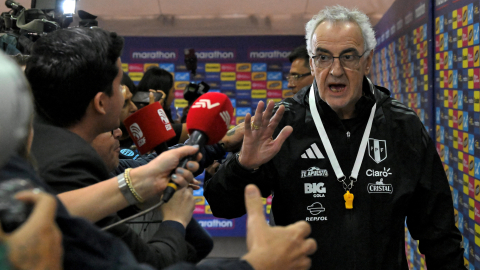 Jorge Fossati saluda en la zona mixta en Quito, el 9 de septiembre de 2024, después del partido ante Ecuador por las Eliminatorias al Mundial.