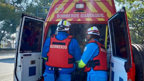 Imagen referencial. Paramédicos del Cuerpo de Bomberos de Guayaquil fueron obligados a trasladar un cadáver a un hospital este 16 de enero de 2025.