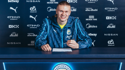 Erling Haaland, firmando su nuevo contrato con el Manchester City, el 17 de enero de 2025.