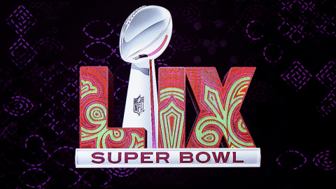 El logotipo del Super Bowl LIX en Nueva Orleans se muestra en una pantalla de televisión durante una conferencia de prensa, el 12 de febrero de 2024 en Las Vegas, Nevada.