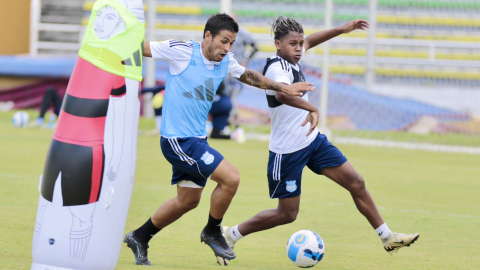 Marcelo Meli y Luis Fragozo, jugadores de Emelec, disputan el balón en un entrenamiento, este viernes 17 de enero de 2024.