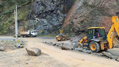 Maquinaria limpia las rocas que cayeron en la vía Cuenca-Molleturo-El Empalme el 4 de enero de 2025.