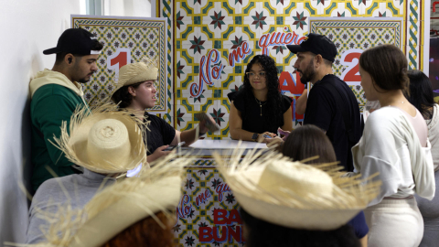 Personas compras entradas para el concierto de Bad Bunny el 15 de enero de 2025 en el Mercado de Río Piedras, en San Juan, Puerto Rico.