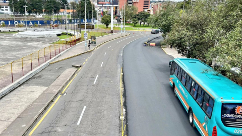 Imagen de la avenida Oriental de Quito durante los trabajos de repavimentación, el 17 de enero de 2025.