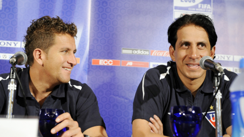 Patricio Urrutia y José Francisco Cevallos, durante una rueda de prensa de Liga de Quito en Japón, en 2008.