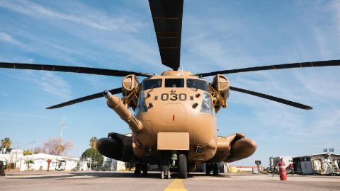 Helicóptero militar de Israel en que se transportarán las rehenes liberadas por Hamás, el 19 de enero de 2025.