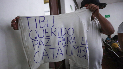 Un hombre desplazado por la violencia muestra una camiseta que pide paz para el Catatumbo, este sábado en la alcaldía de Cúcuta (Colombia). Por las polvorientas carreteras del Catatumbo, en el noreste de Colombia, familias enteras huyen de los enfrentamientos entre la guerrilla del Ejército de Liberación Nacional (ELN) y una de las disidencias de las antiguas FARC, un conflicto que esta semana ha dejado más de 50 muertos, según cálculos de las autoridades.