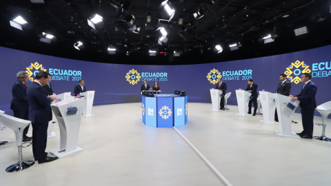 Los candidatos del primer bloque del debate presidencial 2025, en el set en Quito, el 19 de enero.