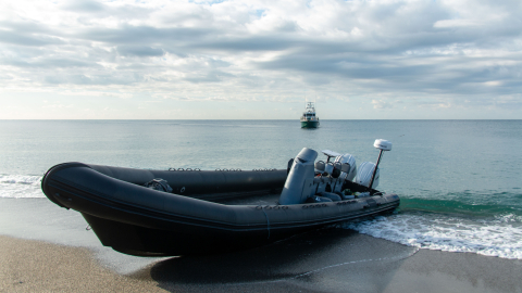 La Guardia Civil de España investiga la procedencia de una embarcación semirrígida con motores de alta potencia que ha sido hallada varada entre la playa de la Guardia y el Peñón de Salobreña, el 28 de diciembre de 2024.