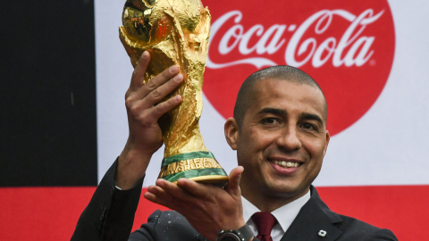 David Trezeguet, exfutbolista francés, posa con la Copa del Mundo el 3 de abril de 2018.